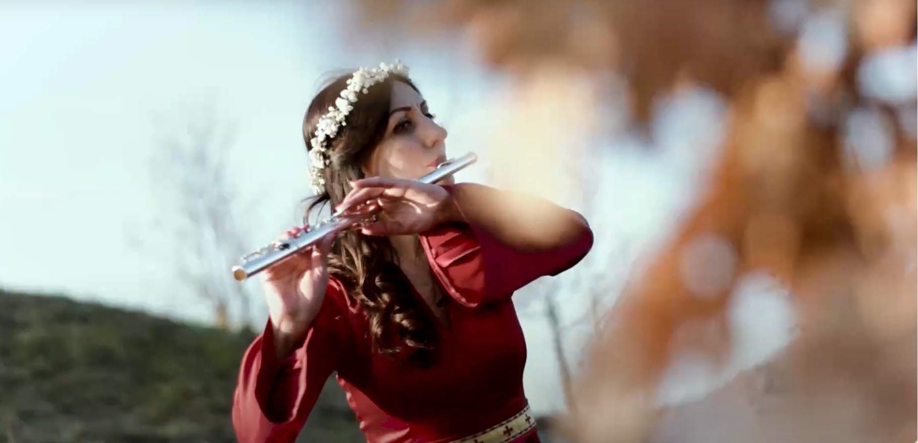 Ona patriotsku pesmu pretvara u zavet – opevala je srpsku zastavu, srpske junake, snimila prvu pesmu o ramondi…