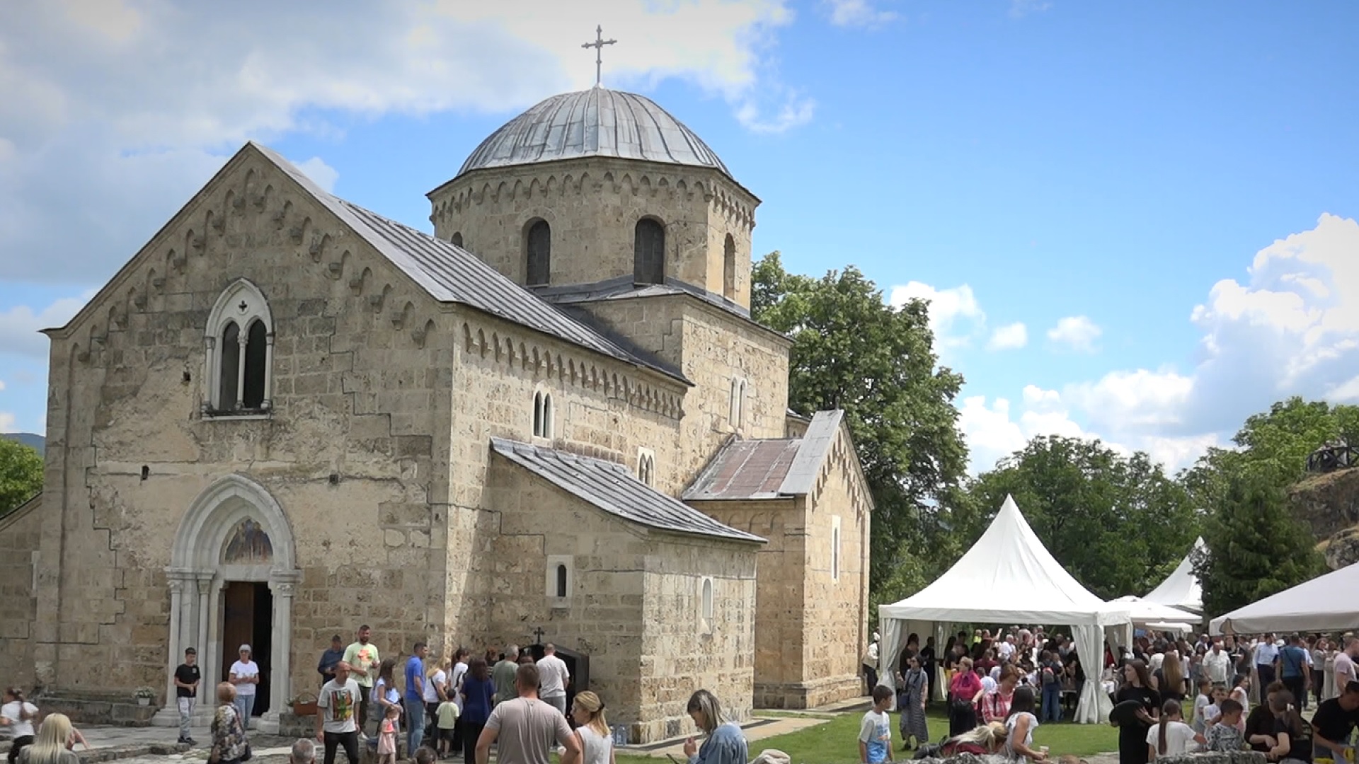 U blizini je manastir Gradac, zadužbina Jelene anžujske